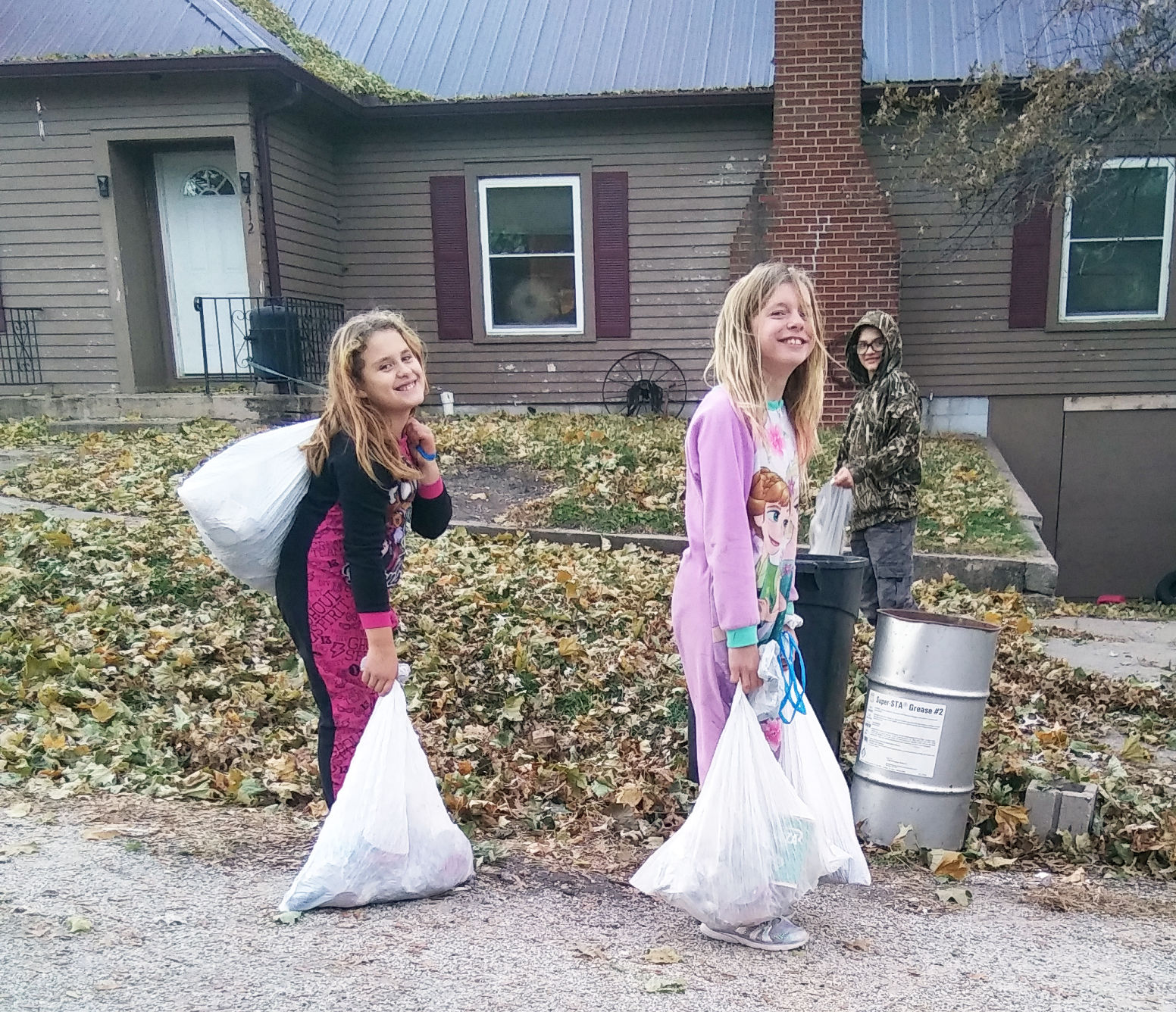 Citizens help clean up in Hopkins